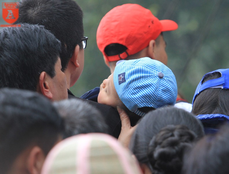 Trẻ em vạ vật theo cha mẹ đi lễ giữa biển người ở chùa Hương